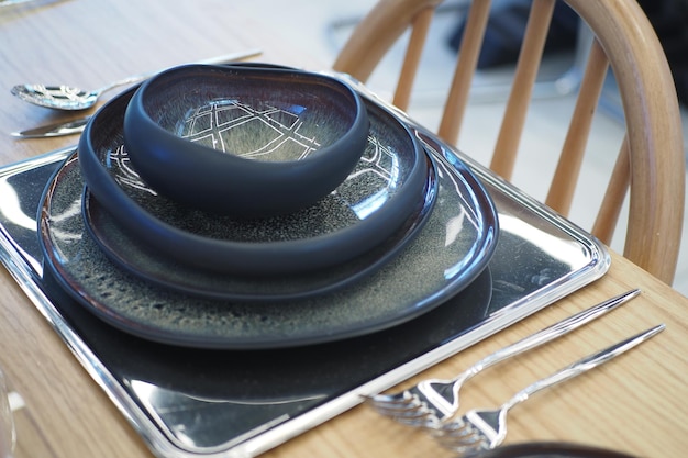 Cuenco redondo o plato de cerámica en una servilleta en una mesa de madera