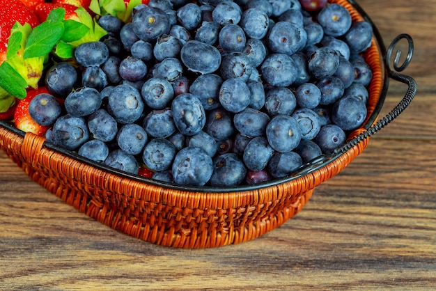 Cuenco rústico con frutas frescas de bayas de verano.