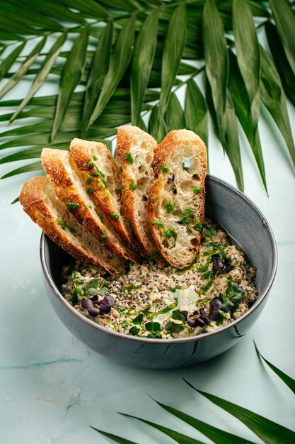 Cuenco de sabroso baba ghanoush con pan tostado