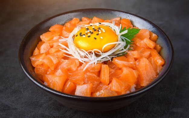 Foto cuenco de salmón y arroz con una yema en la parte superiorla yema es soleada hacia arriba y líquida