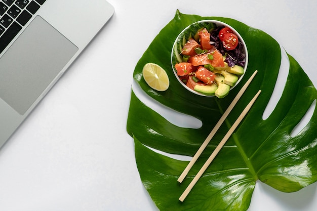 Cuenco de salmón hawaiano con pepino, tomate, semillas de sésamo, aguacate.