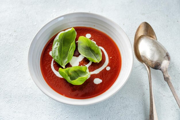 Cuenco saludable con sopa de tomate