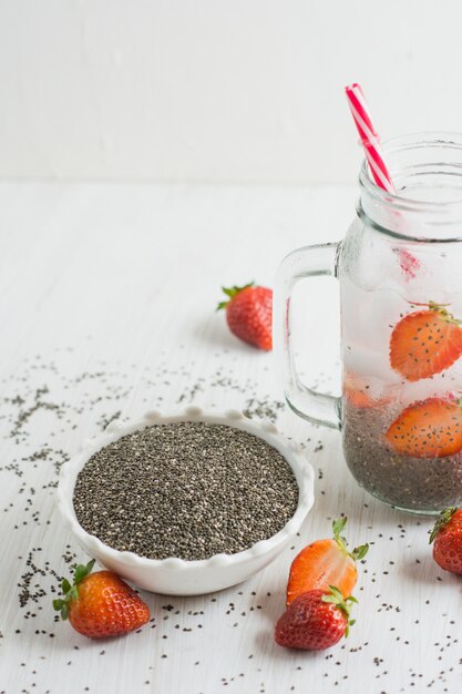 Cuenco de semillas de chía y agua de fresa.