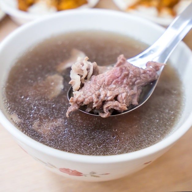 Foto cuenco con sopa de ternera tainan