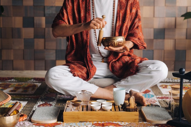 Cuenco tibetano en manos de un hombre durante una ceremonia del té