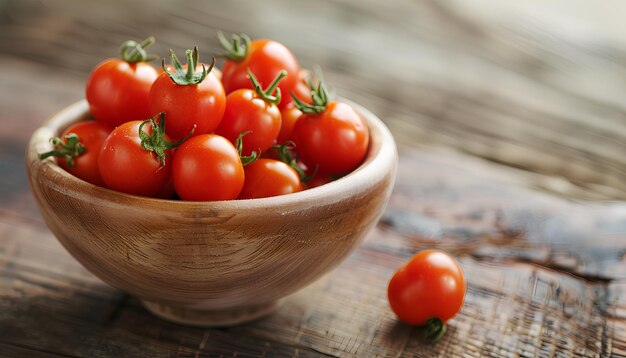 Un cuenco con tomates de cereza frescos en una mesa de madera.