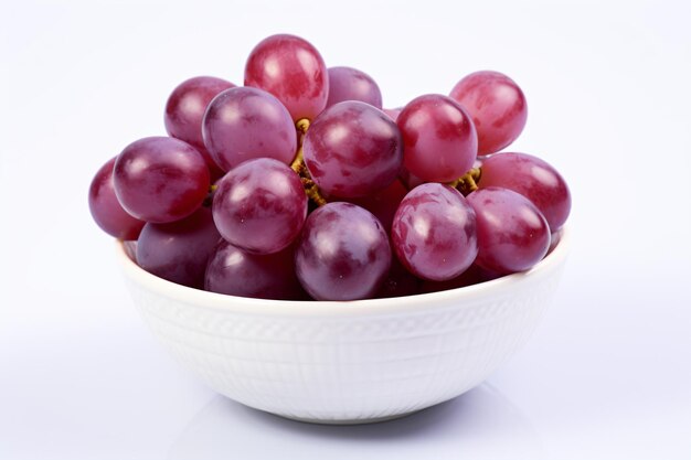 Foto un cuenco de uvas en una mesa blanca