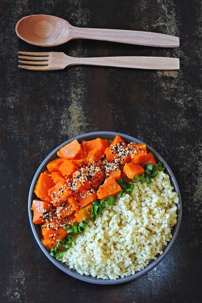 Cuenco vegano con bulgur y calabaza.