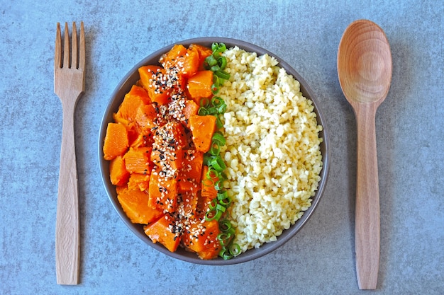 Cuenco vegano con bulgur y calabaza.