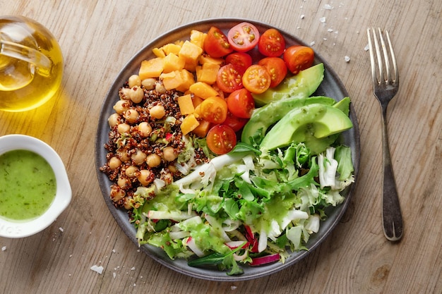 Cuenco vegano crudo saludable con verduras servidas en un plato Primer plano