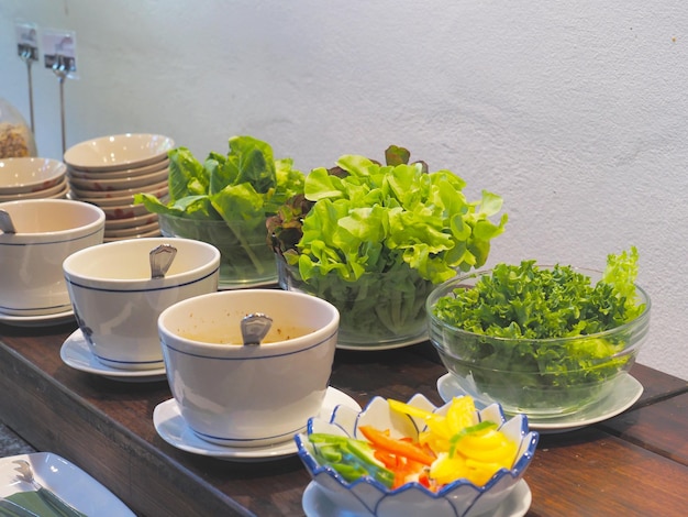 Foto cuenco de verduras frescas en el bar de ensaladas en el buffet de catering