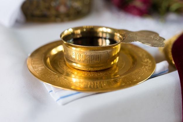 Un cuenco de vino para la comunión en la mesa de una iglesia