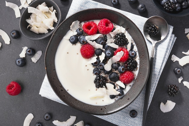 Cuenco de yogur con bayas frescas