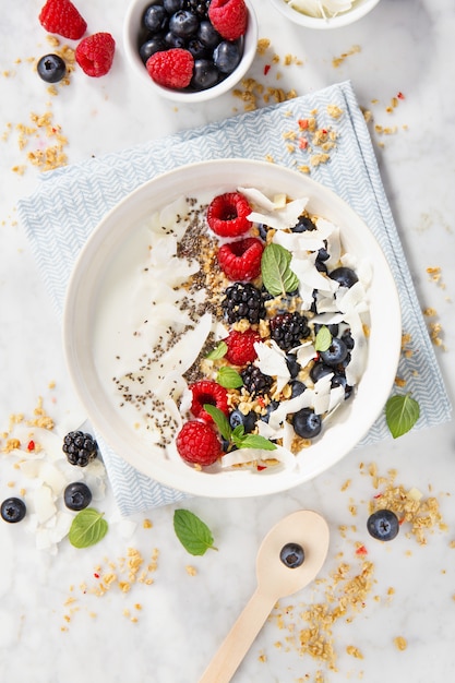 Cuenco de yogur con bayas frescas