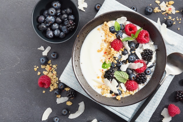 Cuenco de yogur con bayas frescas