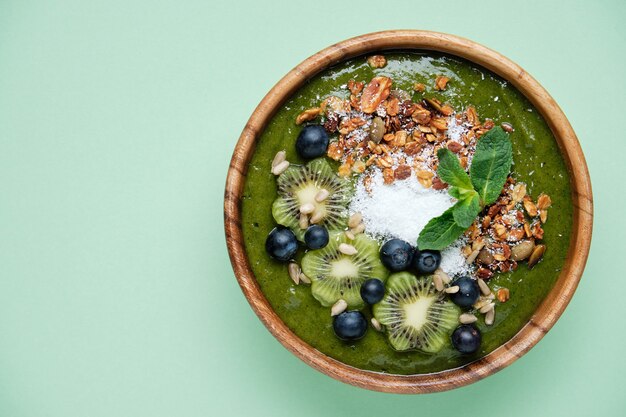 Cuencos de batido cuenco de desayuno saludable con semillas de chía, bayas de muesli, frutas y copos de coco