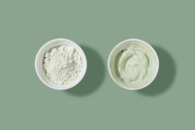 Foto cuencos blancos con arcilla cosmética verde - polvo de bentonita máscara facial concepto de belleza de cuidado de la piel