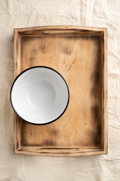 Foto cuencos de cena vacíos en una caja de madera para servir