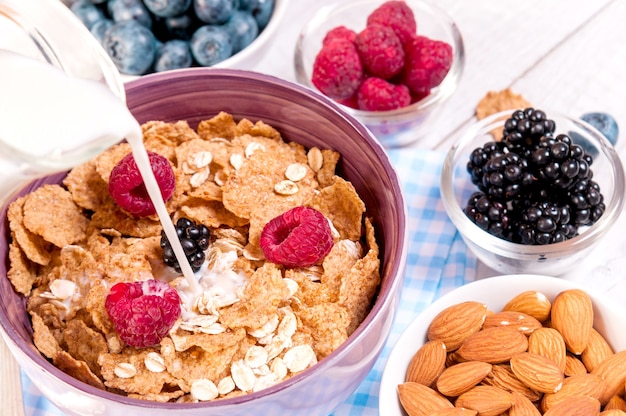 Cuencos con cereales y bayas