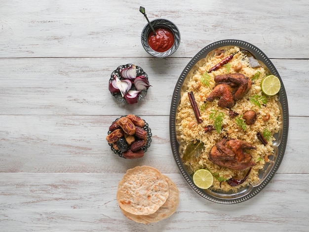 Cuencos de comida tradicionales árabes Kabsa con carne