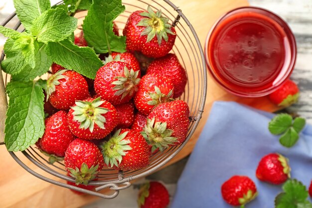 Cuencos con deliciosa mermelada y fresas en mesa