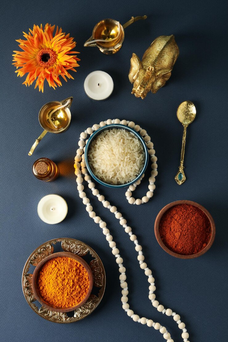 Cuencos con especias y utensilios de cobre para arroz y velas en la vista superior de fondo azul