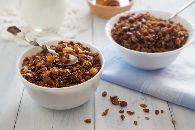 Cuencos de granola con pasas y leche