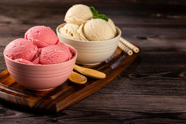 Cuencos con helado de fresa y vainilla.