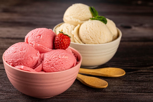 Cuencos con helado de fresa y vainilla.