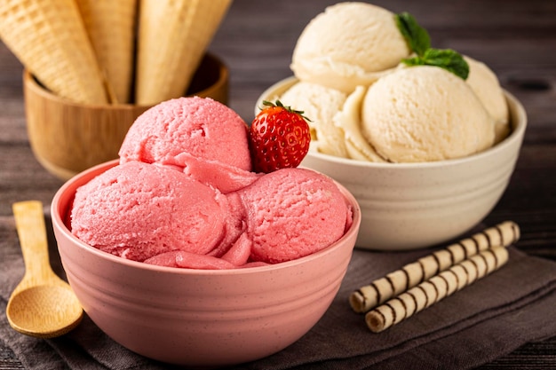 Cuencos con helado de fresa y vainilla.