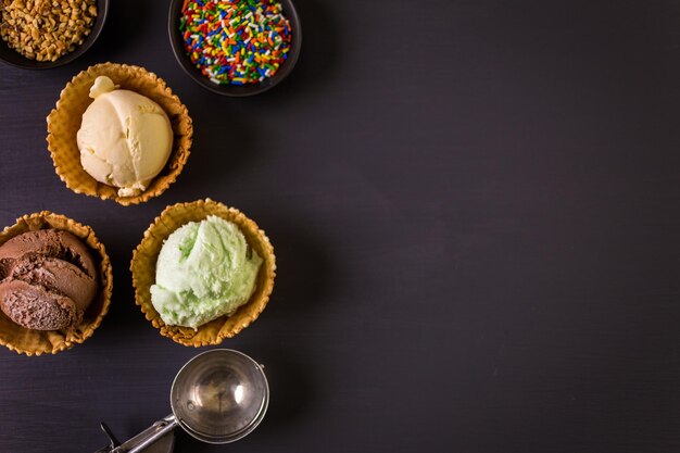 Cuencos de helado de gofre con bolas de helado.