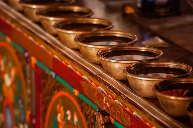 Cuencos de ofrenda de agua tibetana en likir gompa monasterio budista tibetano ladakh india