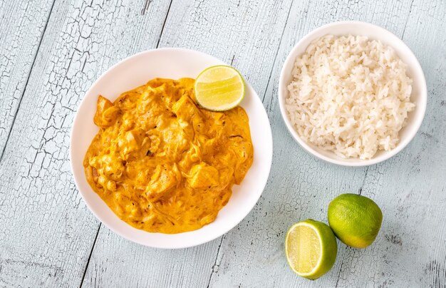 Cuencos de pollo al curry y arroz blanco cocido