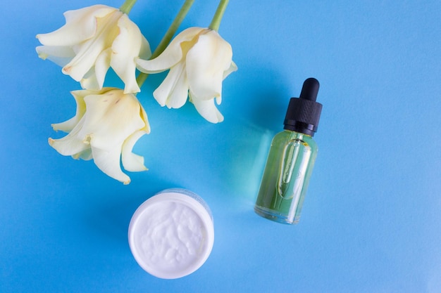 Cuentagotas Botella de vidrio Aceite cosmético líquido Crema para el cuidado de la piel Tulipán