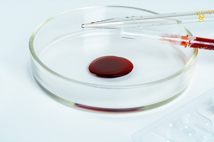 Foto cuentagotas de vidrio y placa de petri en mesa de laboratorio