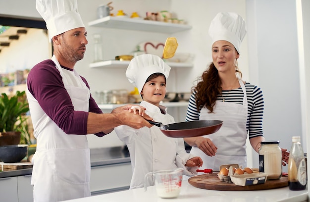 Cuente los recuerdos, no las calorías Toma de una familia de tres horneando juntos en la cocina