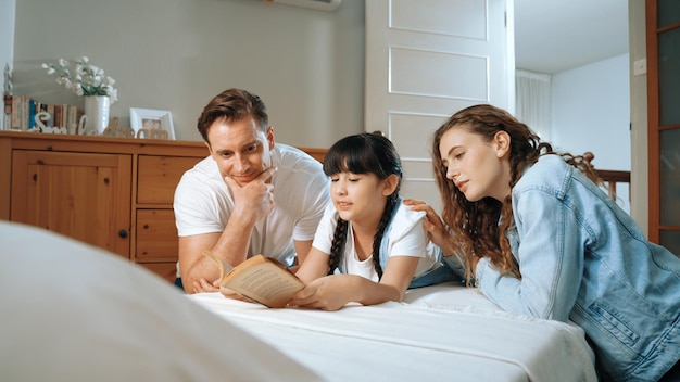 Foto cuento para dormir con cuentos de la infancia en el dormitorio synchronos