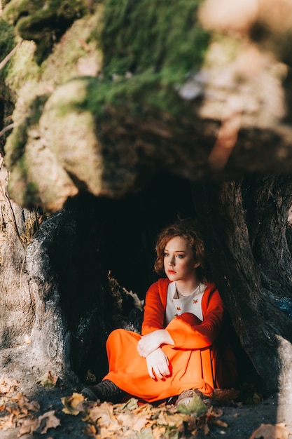 Foto cuento. fantástica chica pelirroja en un misterioso bosque