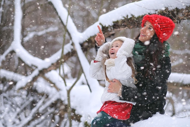 Cuento de hadas de invierno una joven madre y su hija montan un trineo en el bosque