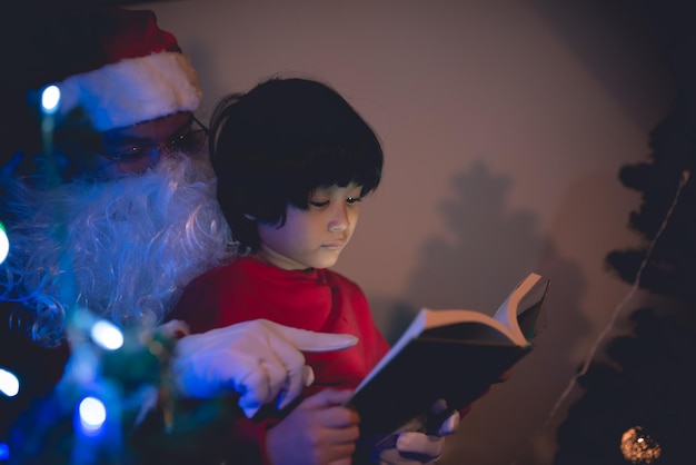 Cuento de lectura de santa claus para niños en el festival de navidad en casaGente de Tailandia