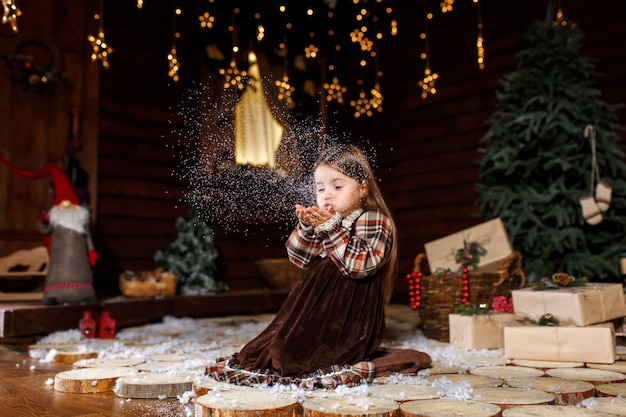 Un cuento de Navidad para una niña. Recuerdos de infancia inolvidables. Una niña pide un deseo en la noche de Navidad.