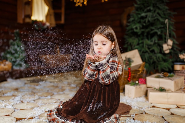 Un cuento de Navidad para una niña. Recuerdos de infancia inolvidables. Una niña pide un deseo en la noche de Navidad.