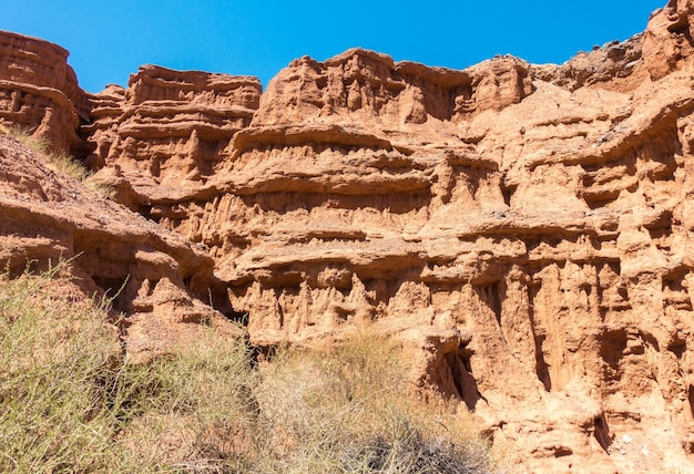 Cuentos rojos de la región de arcilla IssykKul en Kirguistán Hermoso paisaje montañoso Turismo y viajes