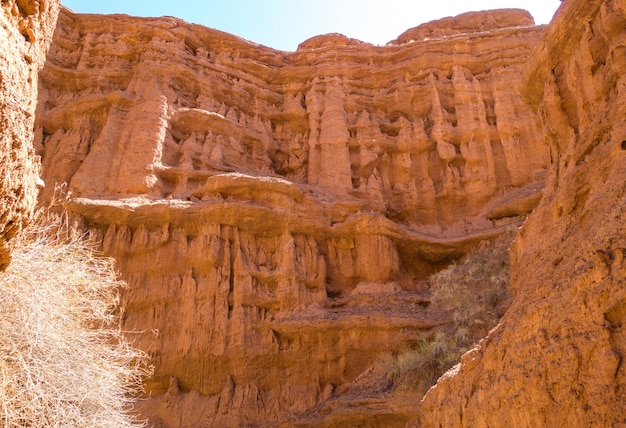 Cuentos rojos de la región de arcilla IssykKul en Kirguistán Hermoso paisaje montañoso Turismo y viajes