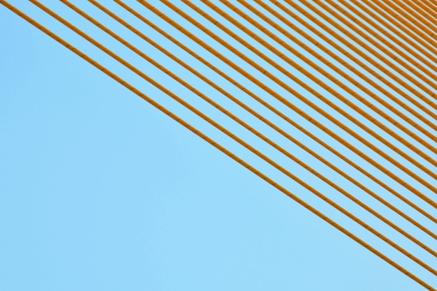 Cuerda de alambre amarillo en el puente colgante - primer plano