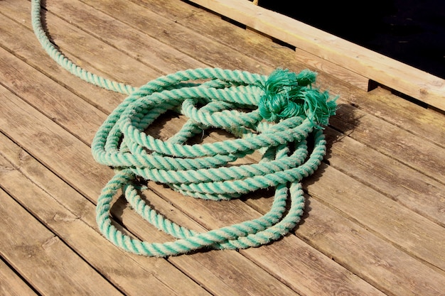 Cuerda para amarrar un barco a un muelle.