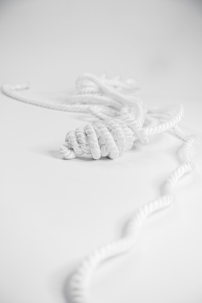 Una cuerda blanca está sobre una superficie blanca.
