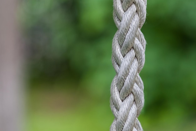 Cuerda blanca sobre un fondo verde