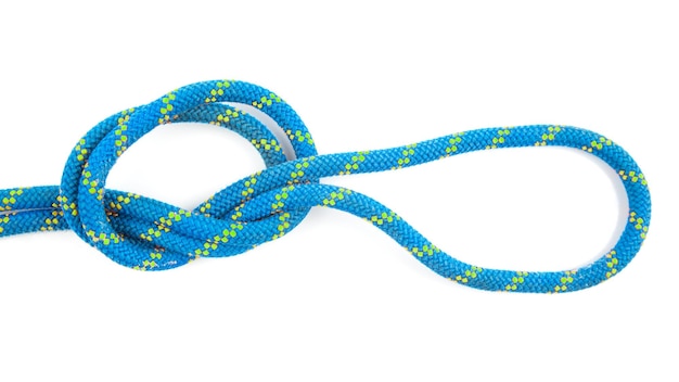 Cuerda de color duradero para equipo de escalada en un nudo de fondo blanco de cable trenzado para turismo y viajes