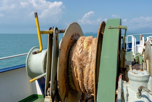 Una cuerda gruesa se envuelve alrededor de un tambor en la cubierta de un ferry Tailandia Cerrar